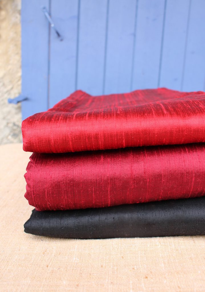 Gamme de soies sauvages noires et rouges